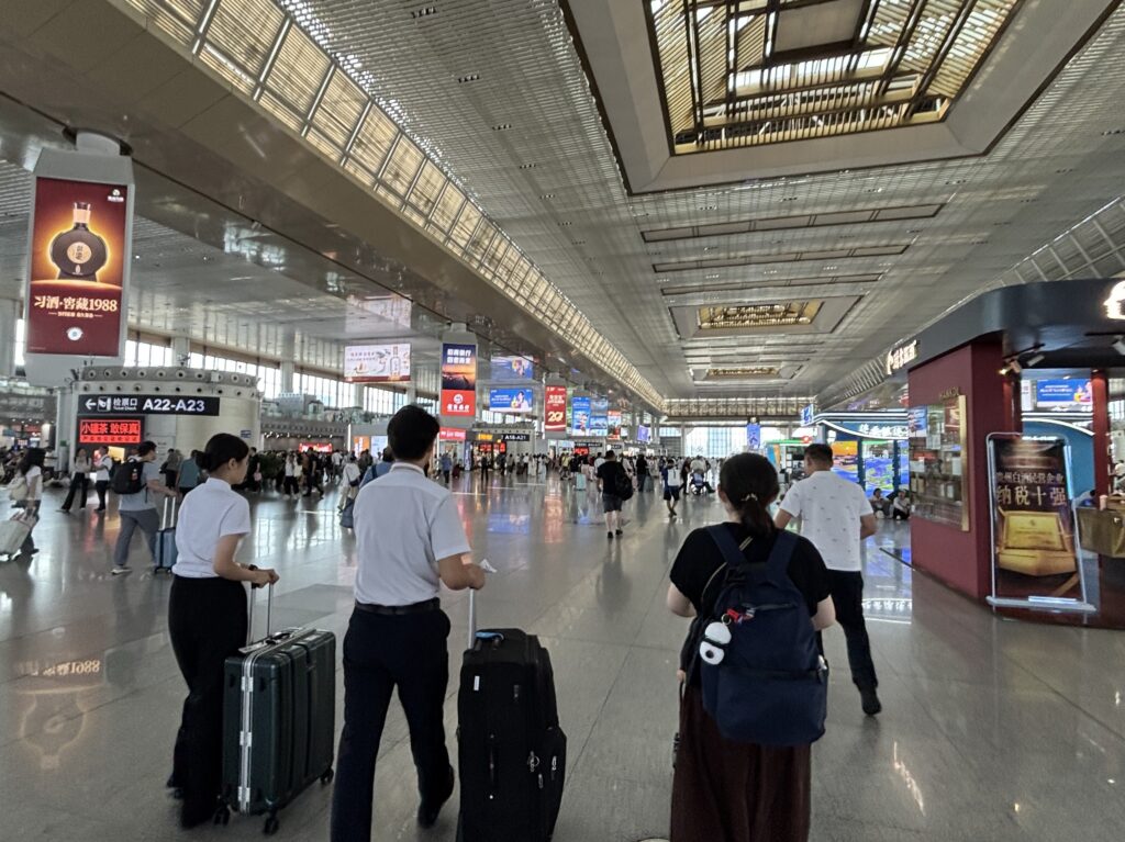 駅員が荷物を運搬する南京南駅の構内通路の様子