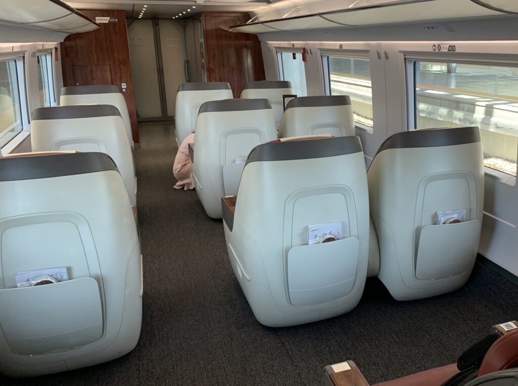 広々とした中国高速鉄道ビジネスクラスの車内座席配置