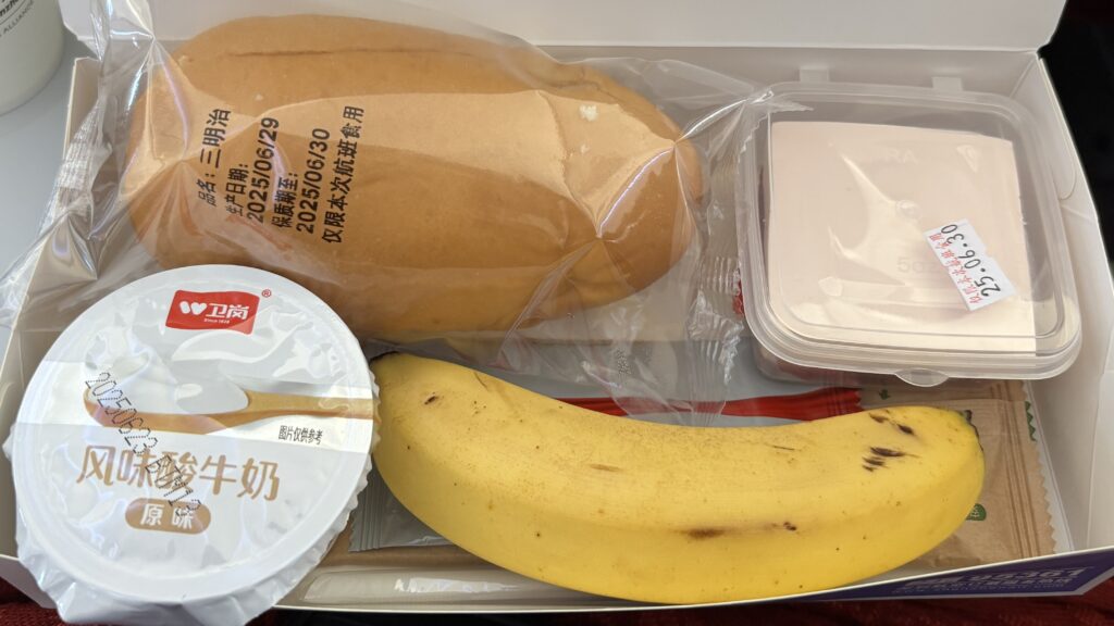深圳航空の機内食。ミルクパンのサンドイッチや飲むヨーグルトなど