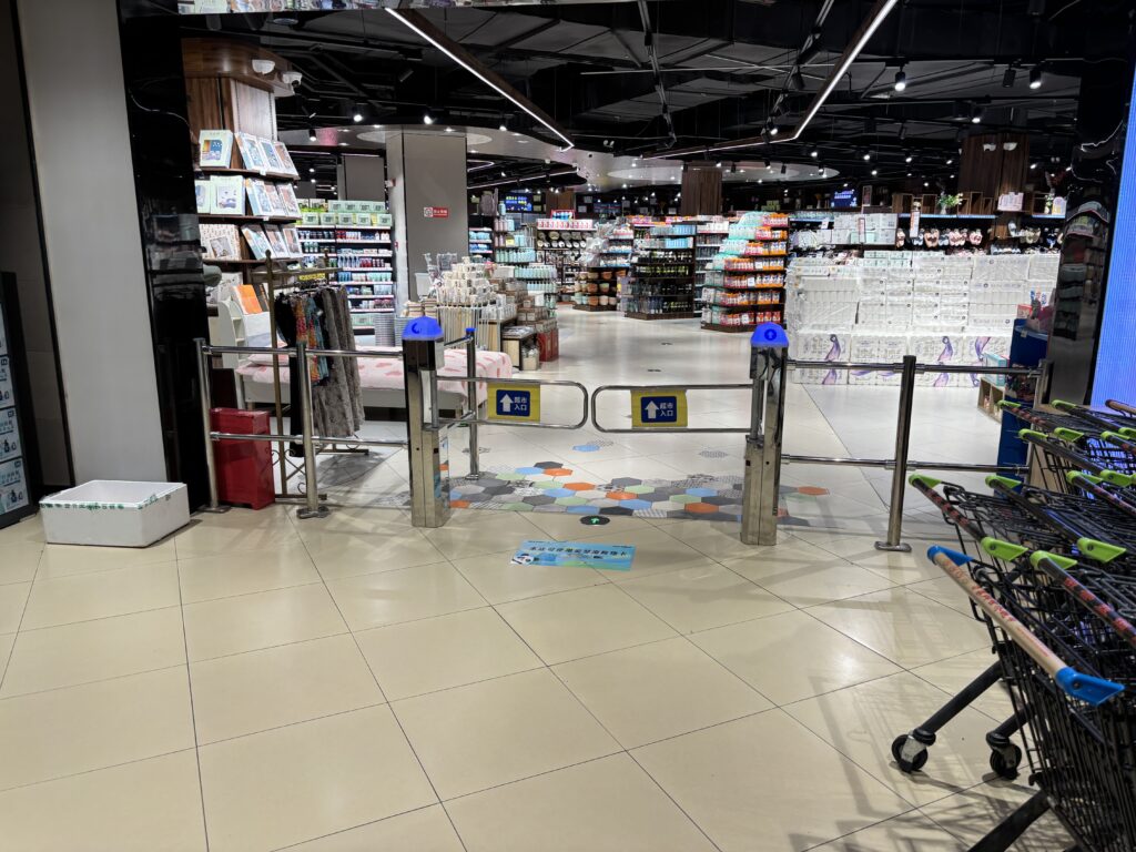 中国スーパーの入店ゲート