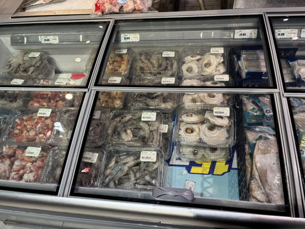 中国スーパーの冷凍魚介コーナー
