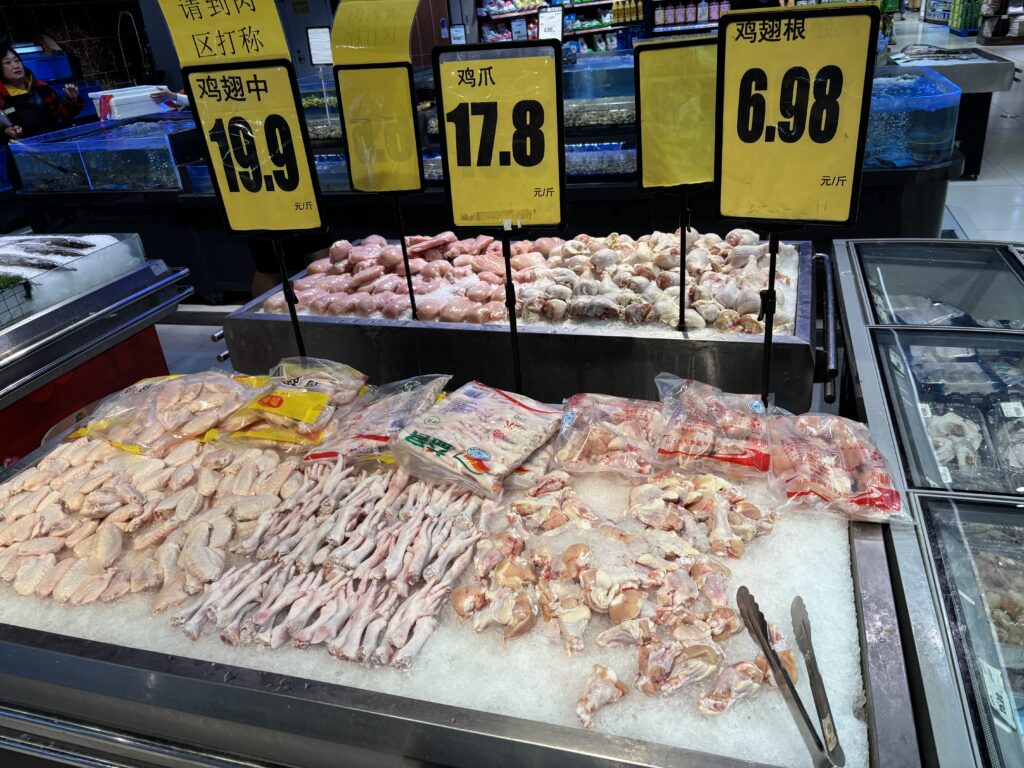 中国スーパーの肉売り場・鶏肉コーナー