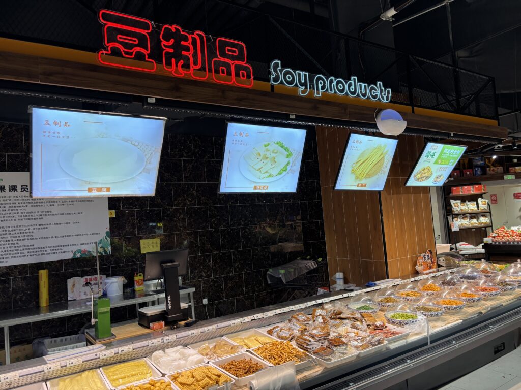 中国スーパーの豆腐・大豆製品売り場