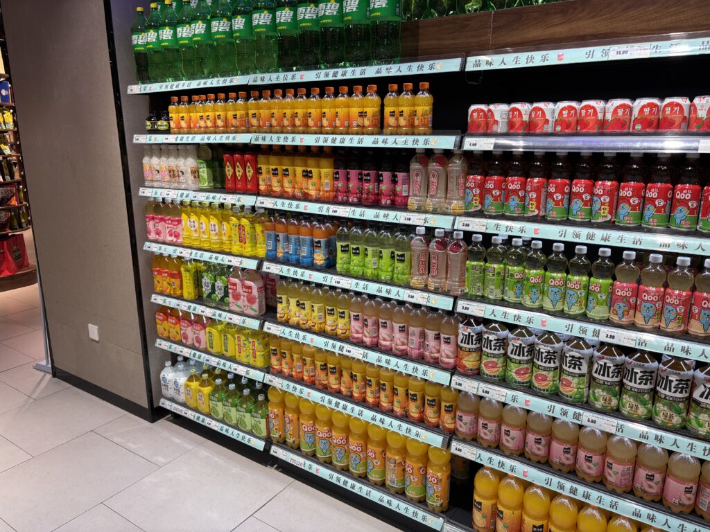中国スーパーの飲料売り場・果汁飲料