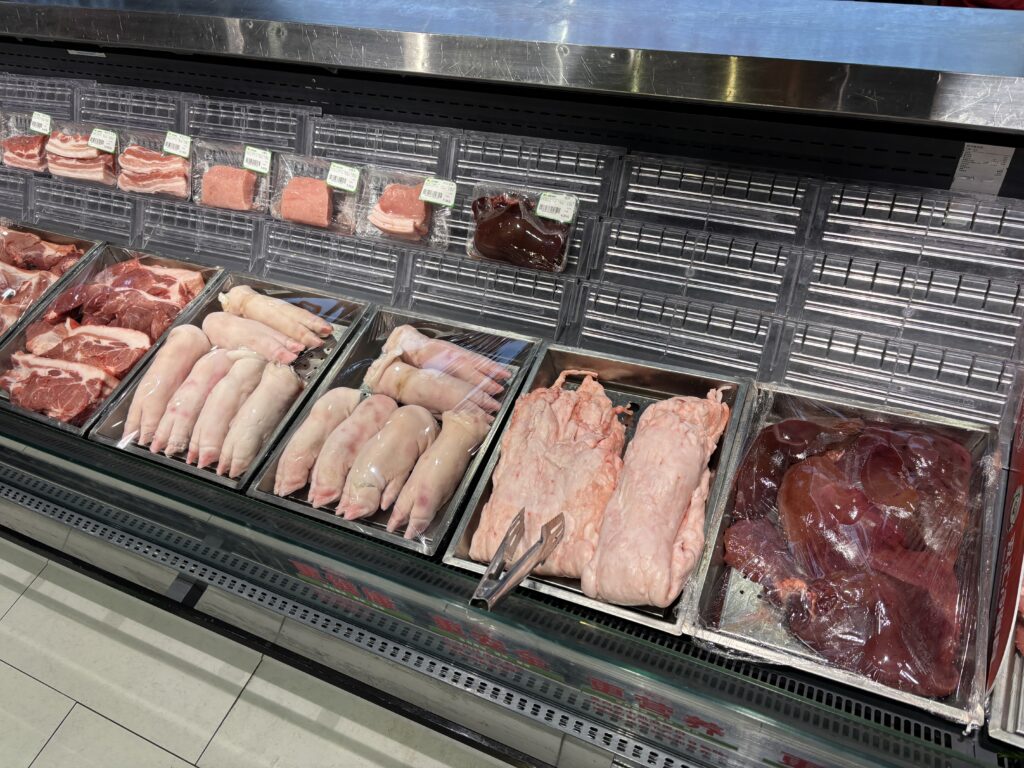 中国スーパーの肉売り場・豚足