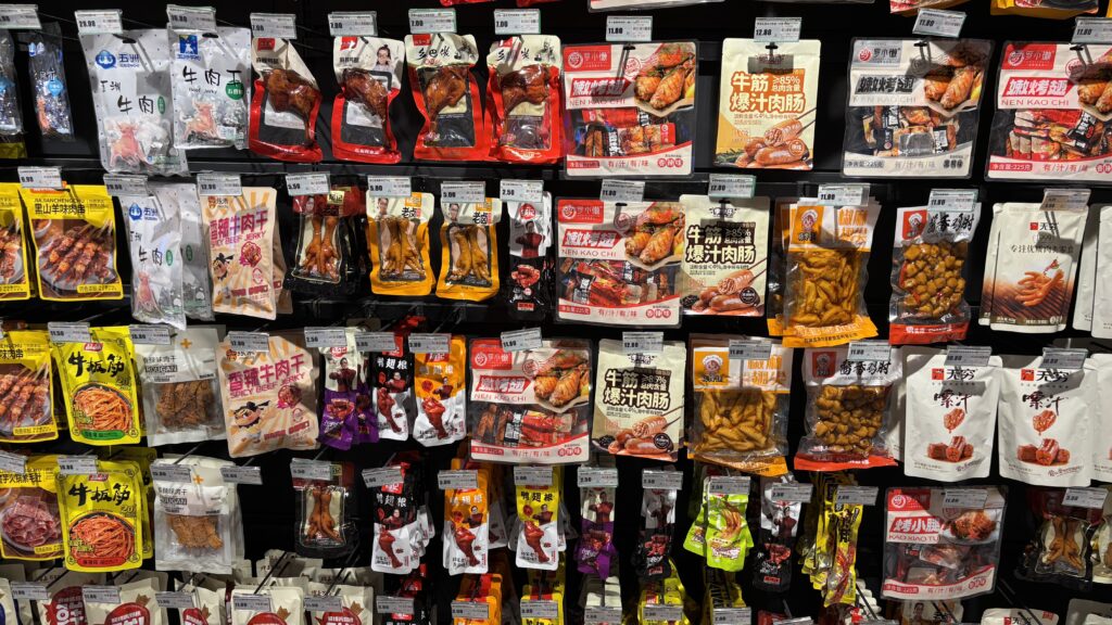 中国スーパーのお菓子売り場・肉系スナック