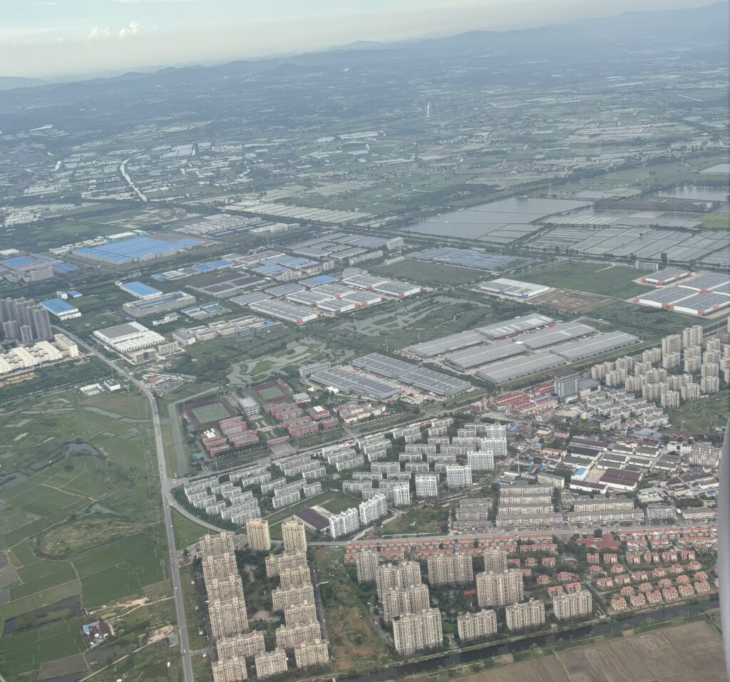 中国上空から見た都市の景色。高層住宅が整然と並ぶ風景